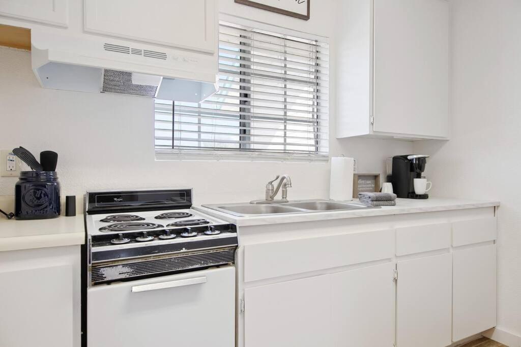 Apartament Couples Studio 1 W Full Kitchen Oakhurst Zewnętrze zdjęcie